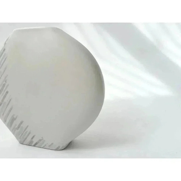 Retro Style Vintage Brustroke Patterened White Ceramic Vase - Picture 4 of 9